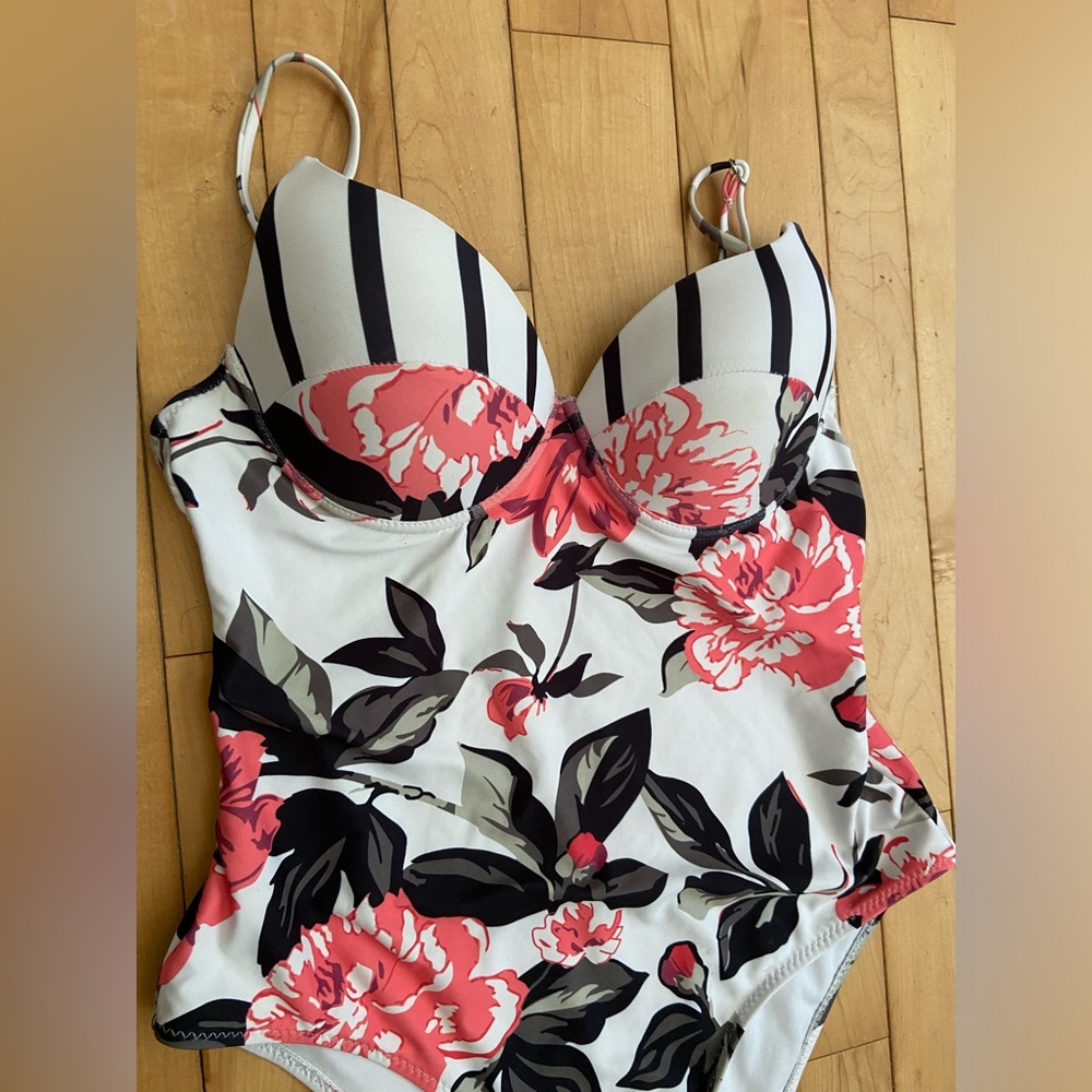Cupshe - Corset style Floral One piece Swimsuit. - Picture 3 of 5